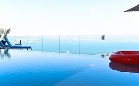 Villa-Selavi 3 Unit Complex With Infinity Pool